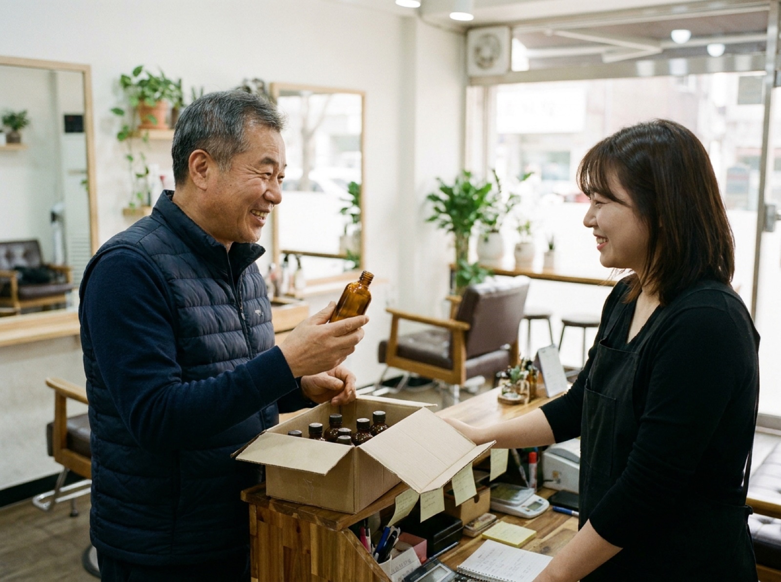 처음 가 보는 가게에서 원장에게 신제품 샘플을 보여 주는 모습